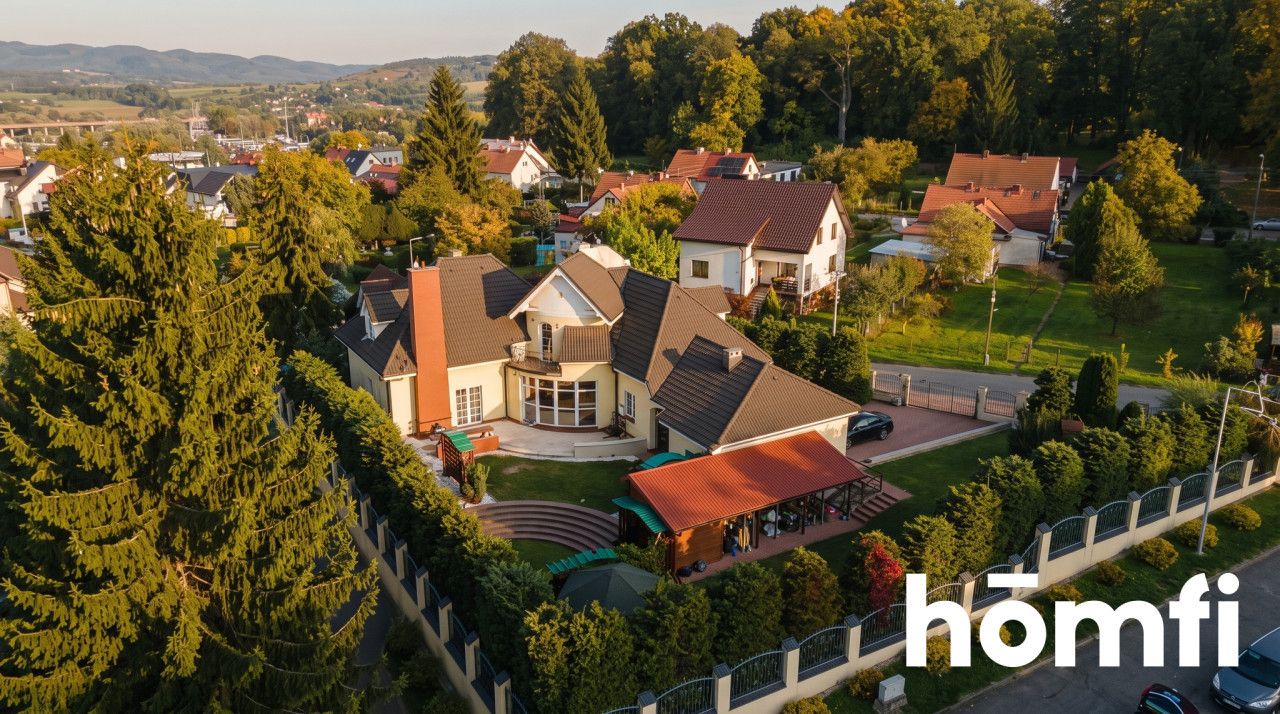 Dom i ogród na tle panoramy Kotliny Kłodzkiej