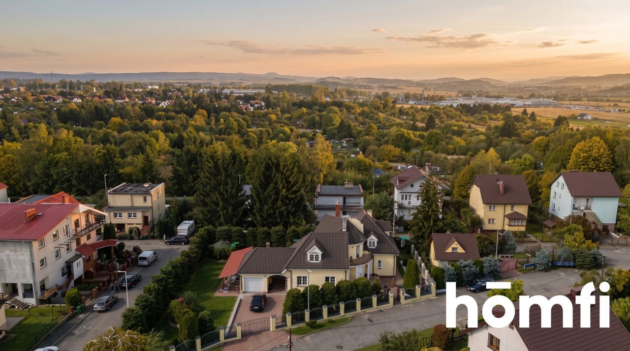 Panorama Kłodzka i Kotliny Kłodzkiej z lotu ptaka, dom na pierwszym planie